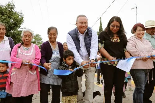 Inaugura Guillermo Velázquez calle adoquinada en la Trinidad Tepango