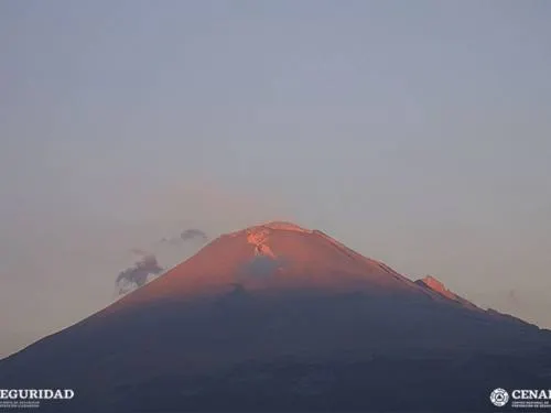Amanece el ‘Popo’ con exhalación de vapor de agua y gases
