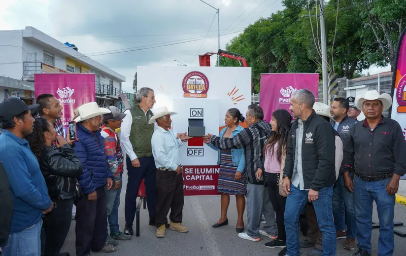 Ayuntamiento de Puebla renovó el alumbrado en seis juntas auxiliares con Puebla Brilla