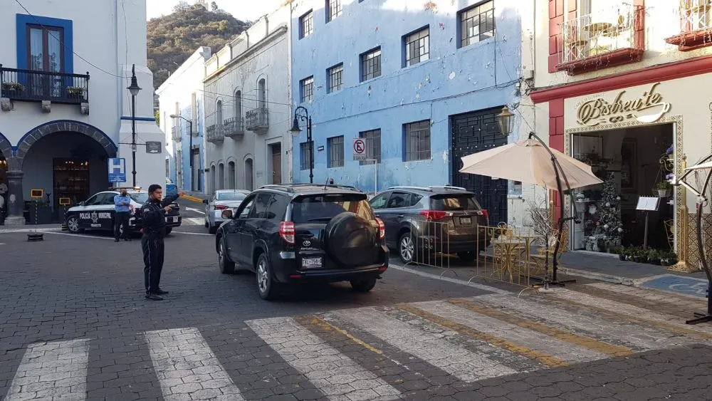 Seguridad Vial de Atlixco cambia sentido de calle para mejorar la movilidad