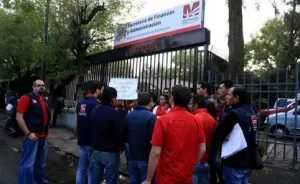 Normalistas de Michoacán toman autobuses; van a Ayotzinapa
