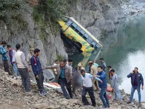 Mueren al menos 16 personas en accidente de autobús en India