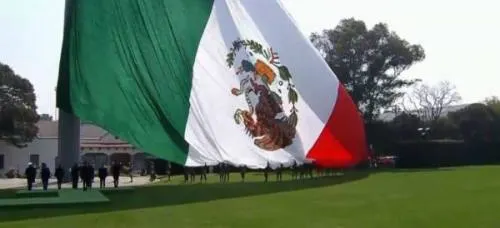VIDEO: Izan bandera con el escudo al revés: ¿alegoría o descuido?