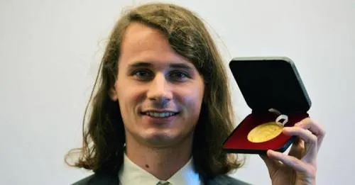 Joven que rechazó 100 mil dólares de Mark Zuckerberg gana el “Nobel” de las matemáticas