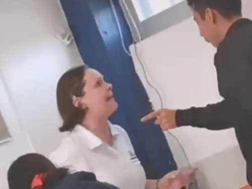 Maestra encara a alumno en salón, le reclama vejaciones