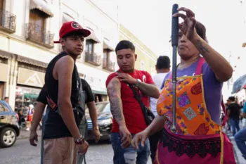 Ambulantes y policías municipales se enfrentan en la 8 Poniente del Centro Histórico de Puebla