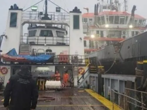 Aseguran dos buques repletos de huachicol en Tabasco