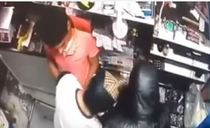 VIDEO: A sangre fría, asaltan una tienda a punta de pistola