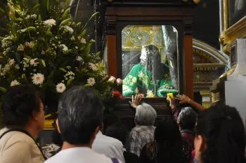 Decenas de personas se concentran para celebrar al Señor de las Maravillas
