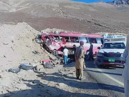 Choque de autobús en Pakistán deja 26 muertos