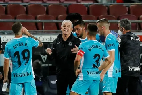 Javier Aguirre es expulsado por imitar el sonido de un silbato para confundir a jugadores