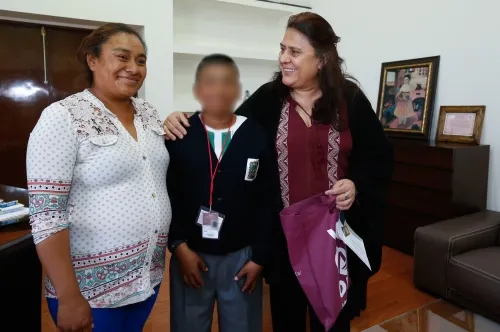 Entrega SEDIF aparatos auditivos a niño de Ocoyucan