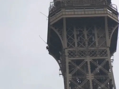 Desalojan la Torre Eiffel por hombre intentando escalarla