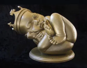 Crean escultura de oro del bebé de Kim Kardashian