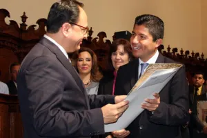 Entrega Rivera reconocimientos de Visitantes Distinguidos y Poblanos Distinguidos