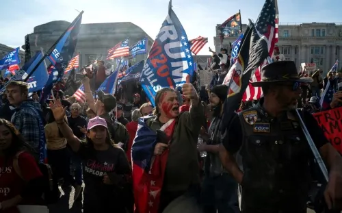 En EU, simpatizantes de Trump protestan en Washington contra resultado de elección