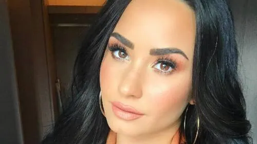 Demi Lovato publica en redes candente foto, mostrando de más