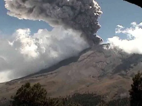 Video: Popocatépetl emite fumarola de más dos mil metros de altura, prevén caída de ceniza