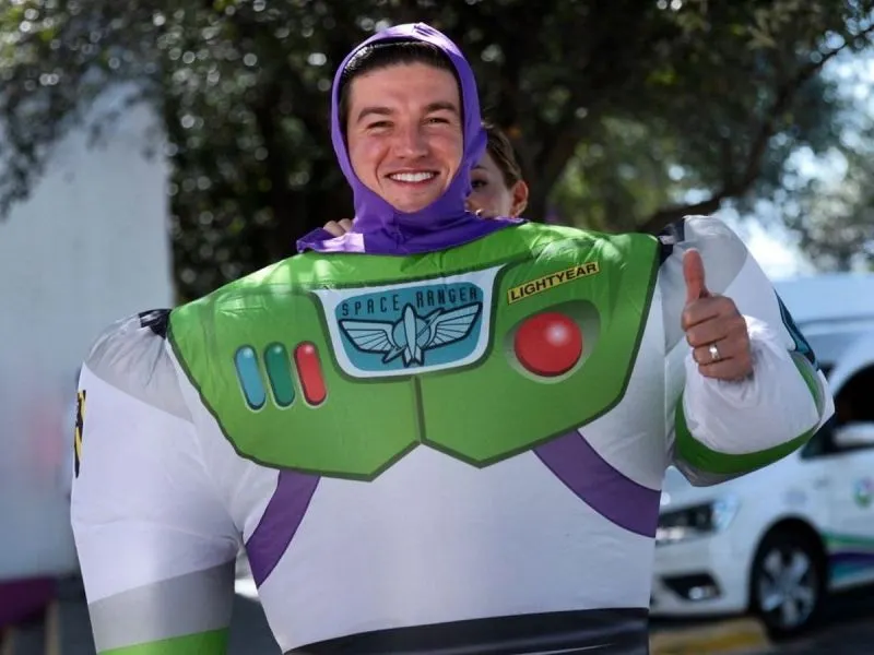 Samuel García se disfraza de Buzz Lightyear para Halloween del DIF