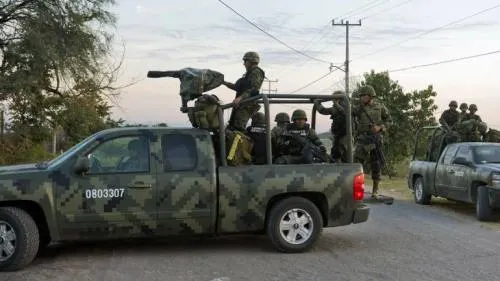 Operativo en Palmar de Bravo, detienen a 50 personas