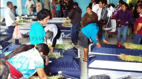Realizan funeral de las 20 víctimas de accidente carretero en la Interserrana