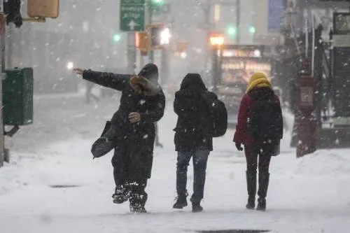 Cierran escuelas y cancelan vuelos por ‘Stella’ en NY
