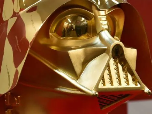 Casco de oro de Darth Vader se vende por 1,3 millones de euros