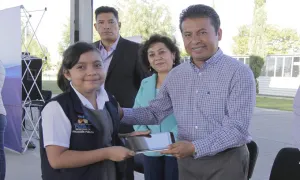 Paisano Arias y Cruz Bermúdez, entregan Tabletas a estudiantes del CEDAT