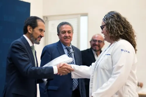 Entrega el Rector Alfonso Esparza uniformes a personal no académico de la BUAP