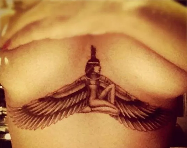 Rihanna desnuda su nuevo tattoo