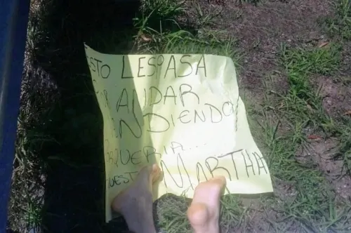 Cuerpo hallado con narcomensaje en Periférico es de mujer “levantada” en Huexotitla
