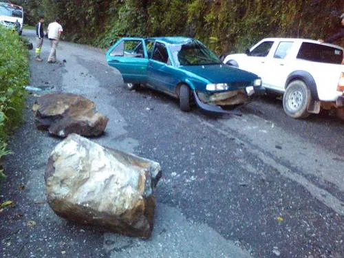 Rocas caen sobre automóvil y matan a una persona en Hidalgo