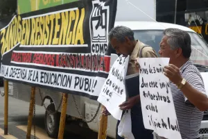 Maestros disidentes se manifiestan en SEP; exigen reinstalación de plazas