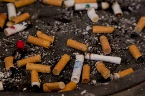 Proponen multas de hasta 25 mil pesos por tirar colillas de cigarro
