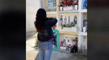 ¡Emotivo gesto! Joven acude al cementerio para avisarle a su abuelito que se había graduado