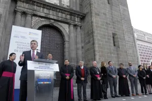 Entregan restauración de portones de la Catedral