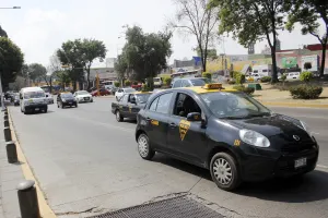 Taxis pirata inundan área del Periférico; inseguridad para usuarios, denuncian