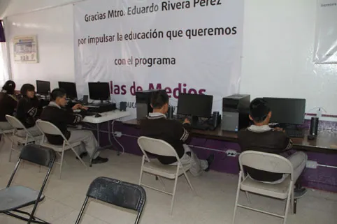 SEDESOM equipa dos aulas de medios más en beneficio de estudiantes poblanos