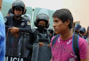 Se enfrentan normalistas y federales en la Chilpancingo-Tixtla