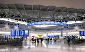 Simpatizante de Trump patea a mujer musulmana en aeropuerto de NY