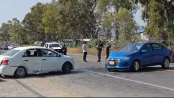 Maniobra imprudente de rebase provoca choque frontal en carretera Puebla-Atlixco