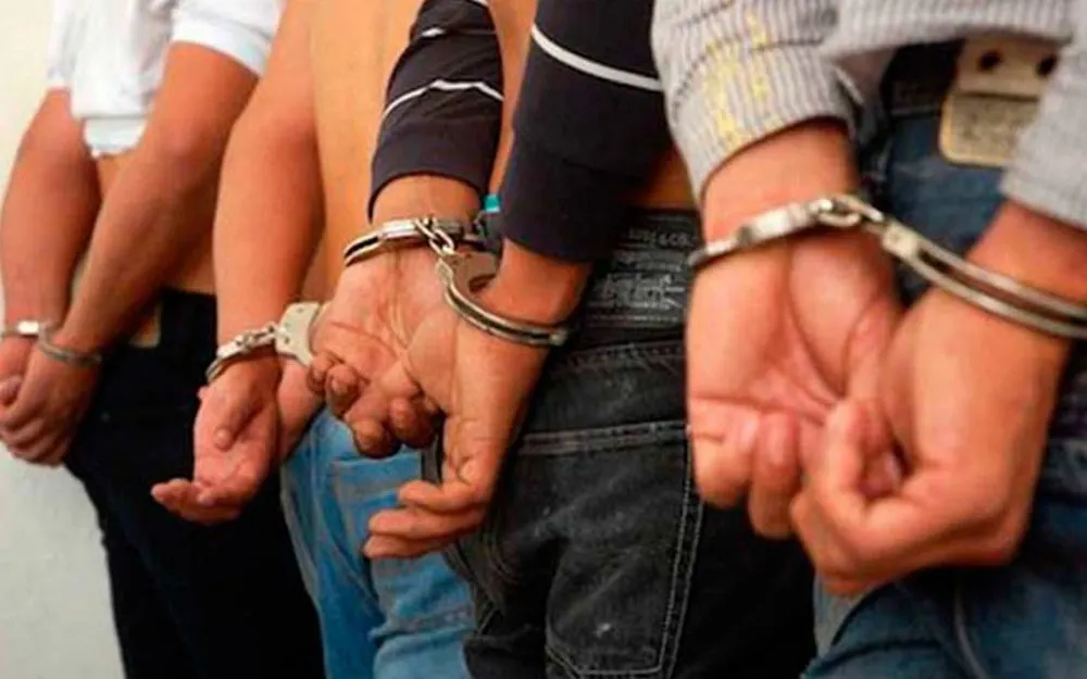 Detenidos Esposados