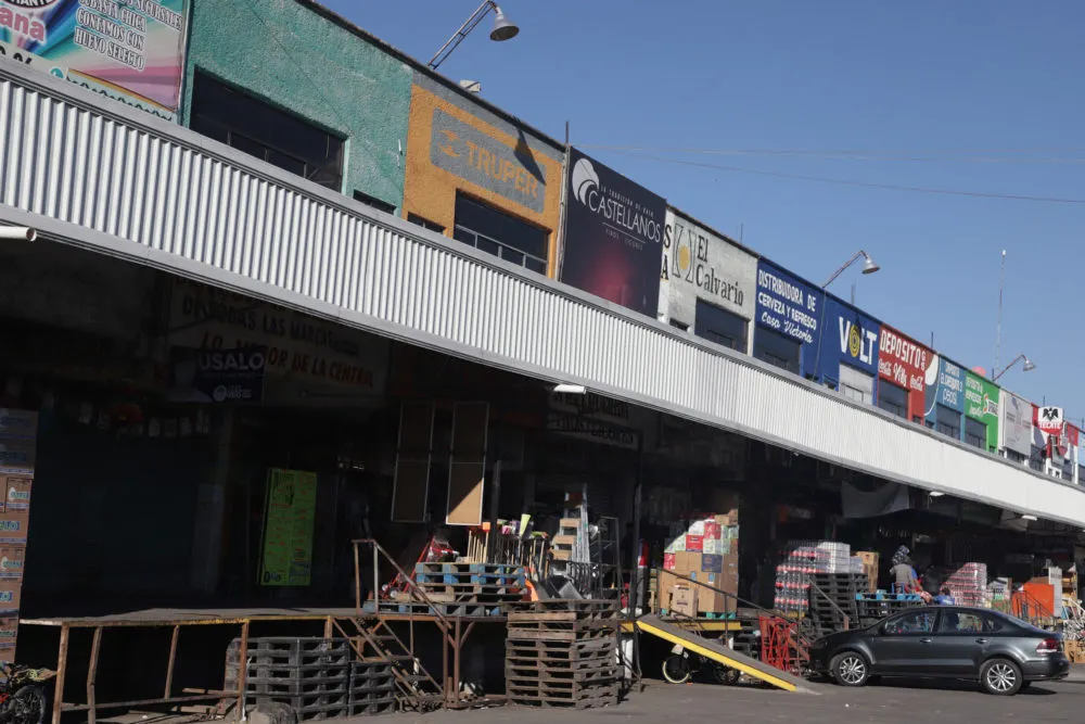 Demolerán bodegas irregulares en la Central de Abasto y reforzarán vigilancia con cámaras del C5