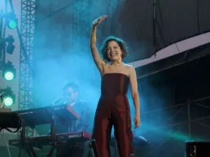 Natalia Lafourcade desmiente y se renueva