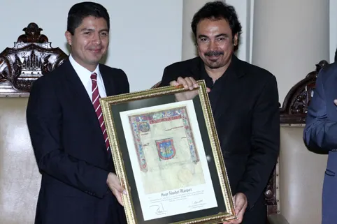 Rivera Pérez entrega Cédula Real a Hugo Sánchez