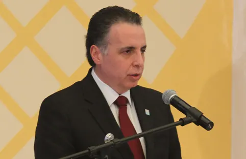 Hospitalizan al secretario de Economía por trombosis cerebral