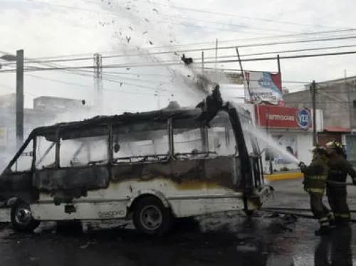 Operativo en Tláhuac deja ocho muertos; queman microbuses