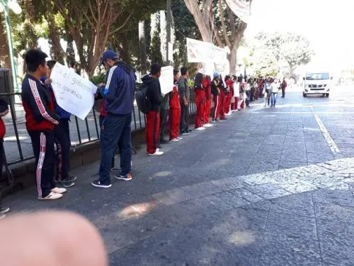 Integrantes de la Fnerrr realiza una cadena humana frente al zócalo