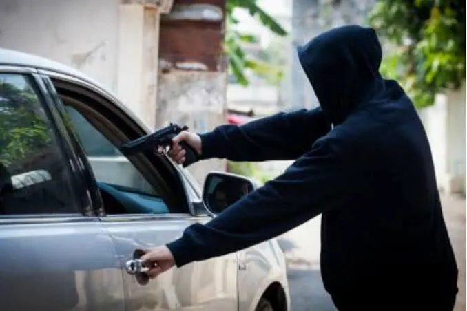 Delincuentes balean a una joven en el rostro para robar auto en Morelos