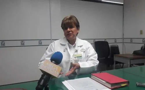 Hombres deben revisarse glándulas mamarias porque también son susceptibles a cáncer de mama: IMSS